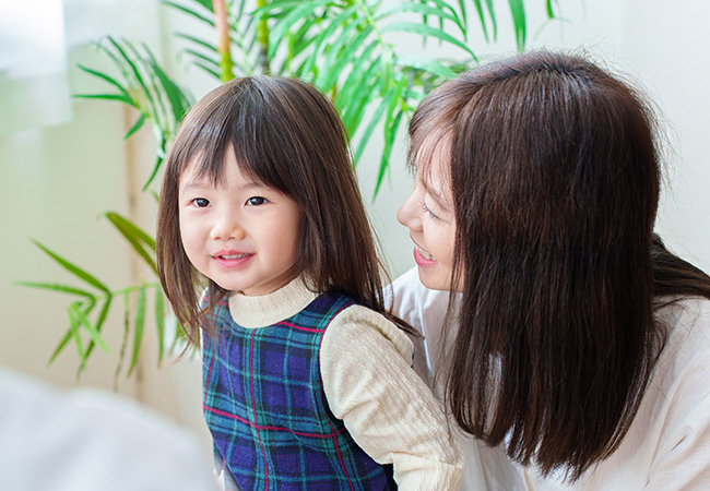小児科で診察を受ける子どもと母親